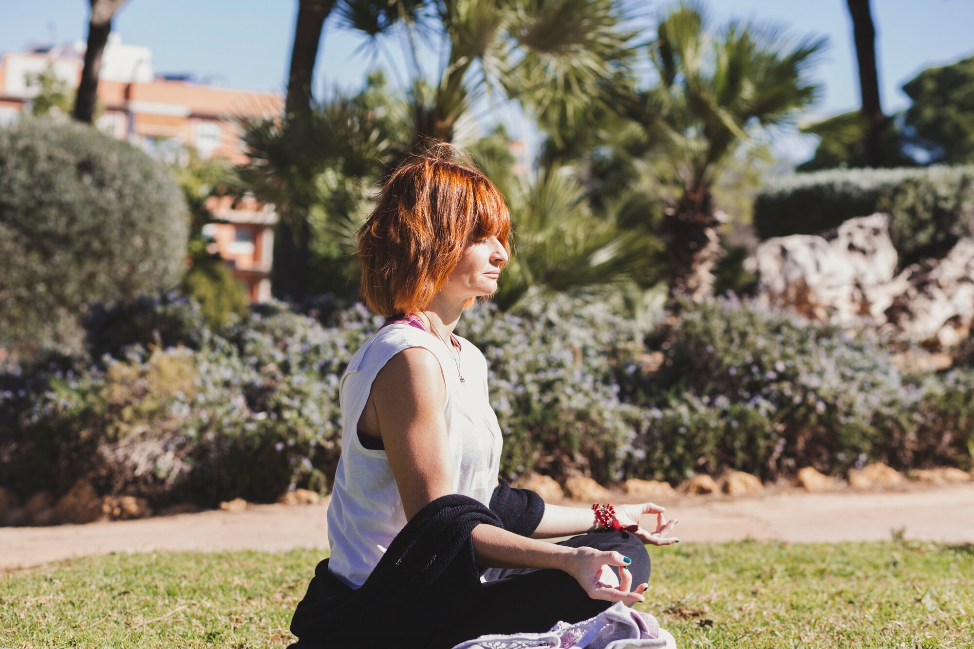 Persona meditando al aire libre